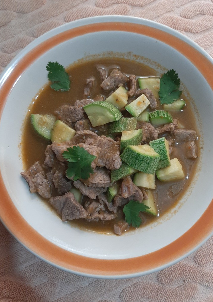 Una foto de Bistec con calabacita sazonado con caldo de frijoles