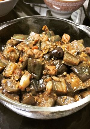A picture of Chili garlic eggplants.