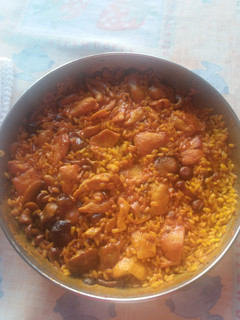 Una foto de Arroz con setas y pollo😋🐔🍄🍗🥘🍷