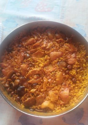 Una foto de Arroz con setas y pollo😋🐔🍄🍗🥘🍷