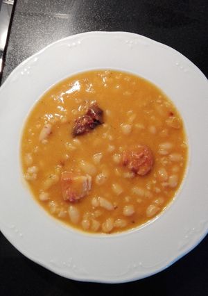 Una foto de Alubias con arroz integral, hortalizas y compango de fabada