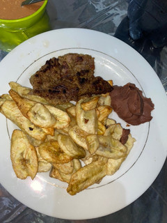Una foto de Carne Asada con tajadas