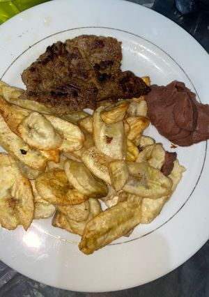 Una foto de Carne Asada con tajadas