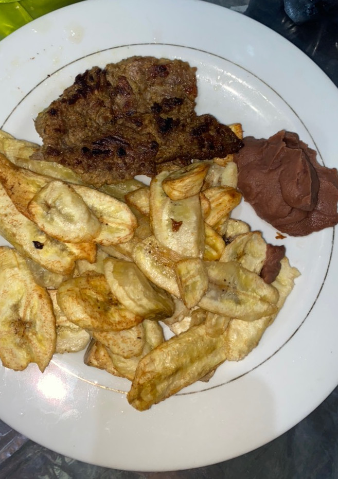 Una foto de Carne Asada con tajadas