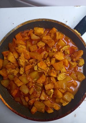 A picture of Teriyaki tofu with green apples, kohlrabi and celeriac in spicy gravy (vegan dish).