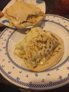 Una foto de Pan árabe y mazorcada