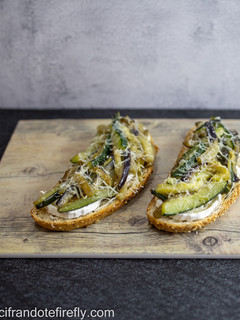 Una foto de Tostas con verduras