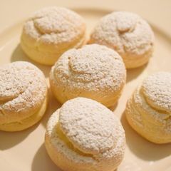 A picture of Cream Puffs.