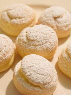 A picture of Cream Puffs.