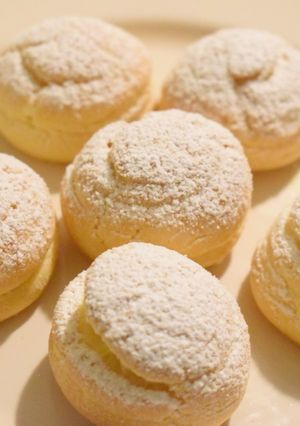 A picture of Cream Puffs.
