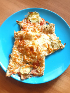 Una foto de Falsa focaccia de calabacín, cebolla, tomates cherry y mozzarella