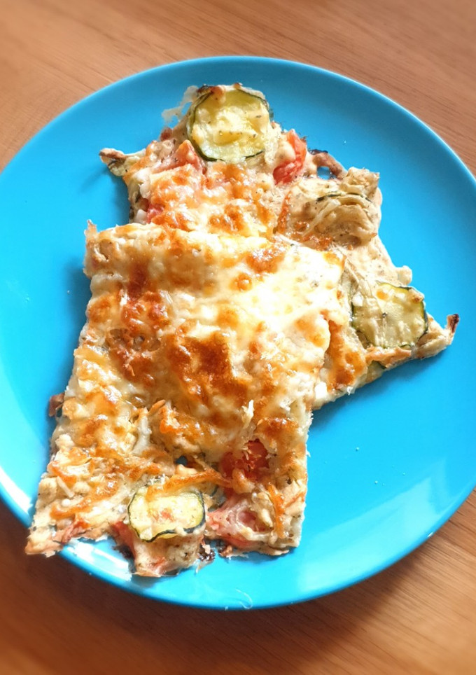 Una foto de Falsa focaccia de calabacín, cebolla, tomates cherry y mozzarella