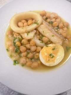 Una foto de 305. Garbanzos con bacalao, chocos y huevo