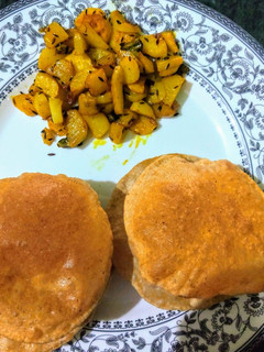 जीरा आलू और पूरी (Jeera Aloo aur puri recipe in Hindi) रेसिपी मुख्य फोटो