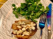 Une photo de tarte aux roquefort