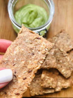 Una foto de Crackers integrales con untable de palta!! 😋😋