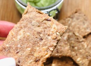Una foto de Crackers integrales con untable de palta!! 😋😋