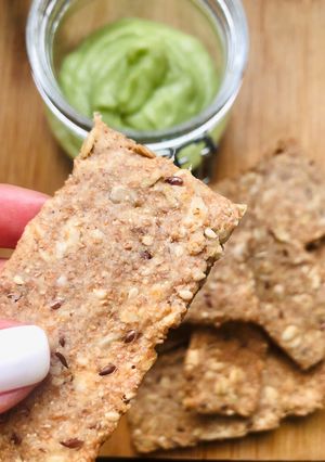 Una foto de Crackers integrales con untable de palta!! 😋😋