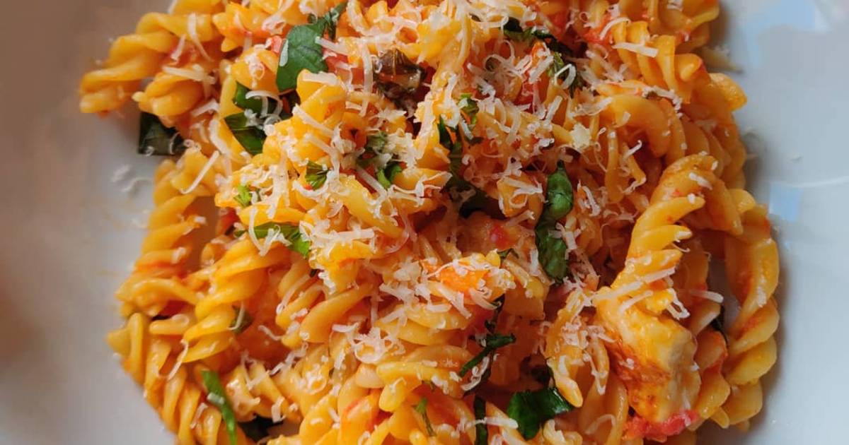 Halloumi & Tomato Pasta Bake Recipe by Katy Magowan - Cookpad