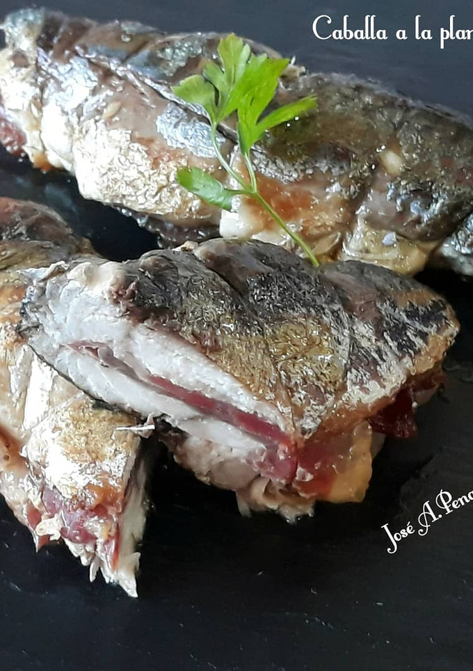 Una foto de Caballa a la plancha con jamón ibérico