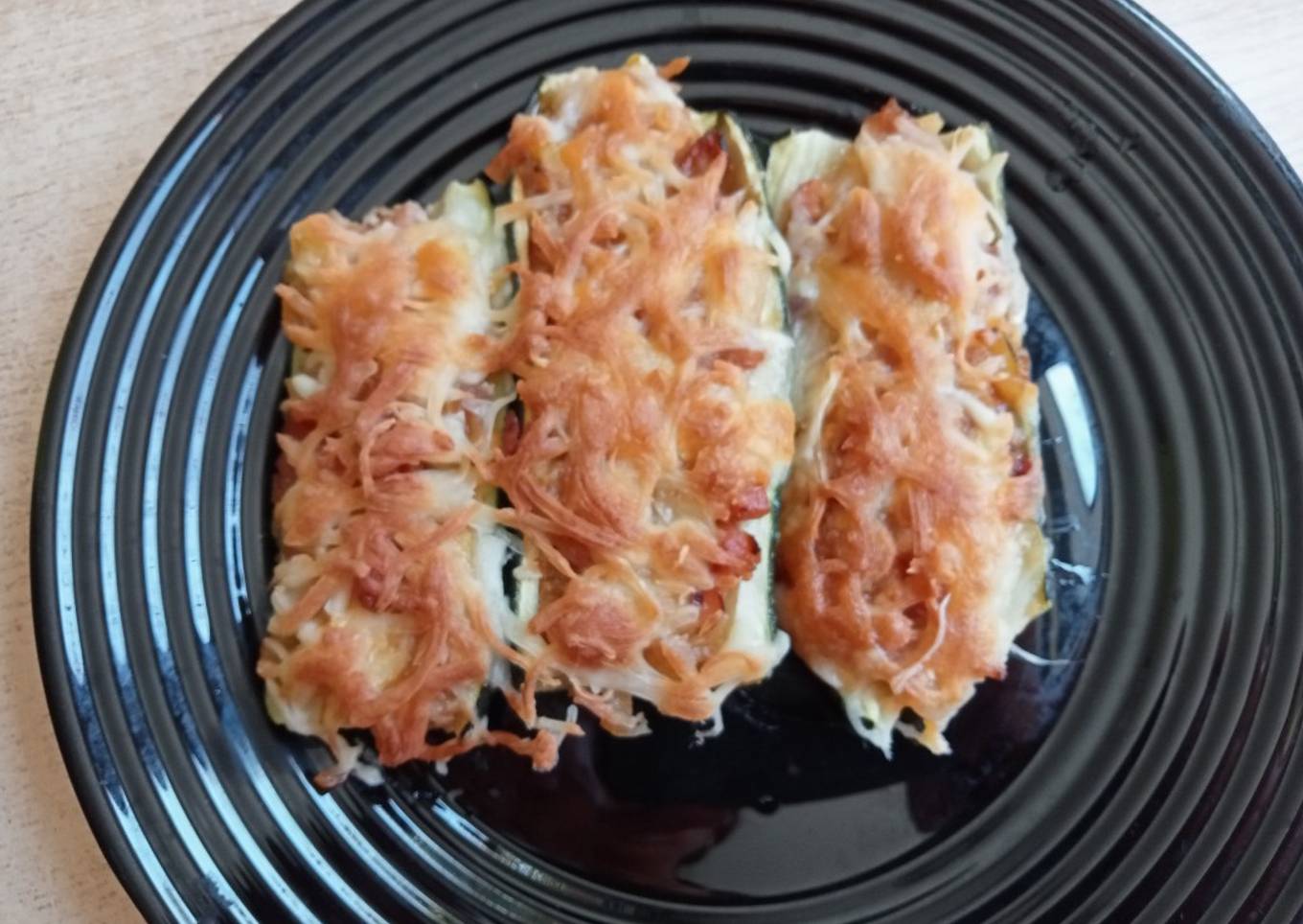 Calabacines rellenos de patata, calabacín y bacon