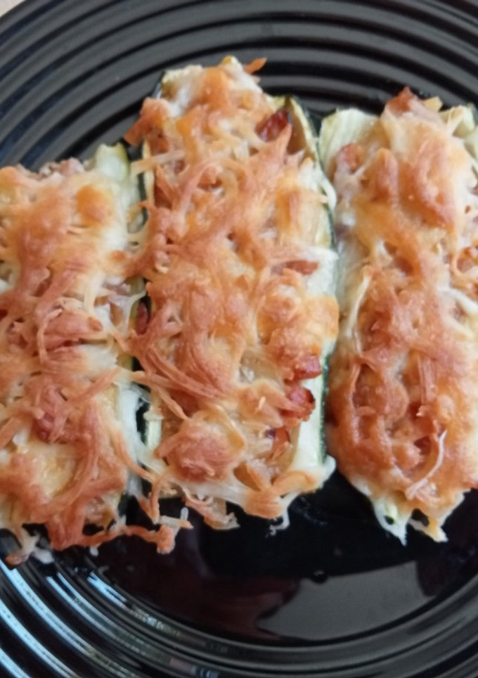 Una foto de Calabacines rellenos de patata, calabacín y bacon