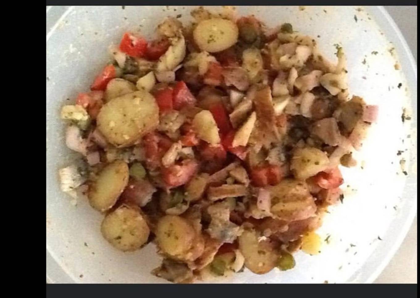 Salade de pommes de terre tomates oignons et harengs fumés