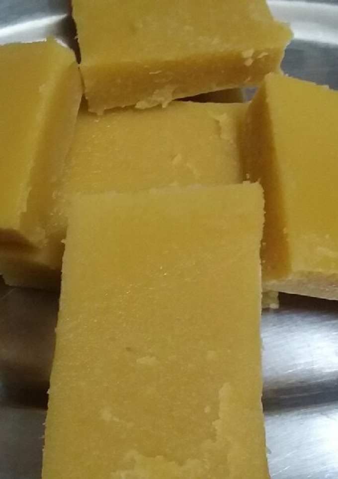 நெய் மைசூர்பாக் (Nei mysore pak recipe in tamil) செய்முறை முக்கிய புகைப்படம்