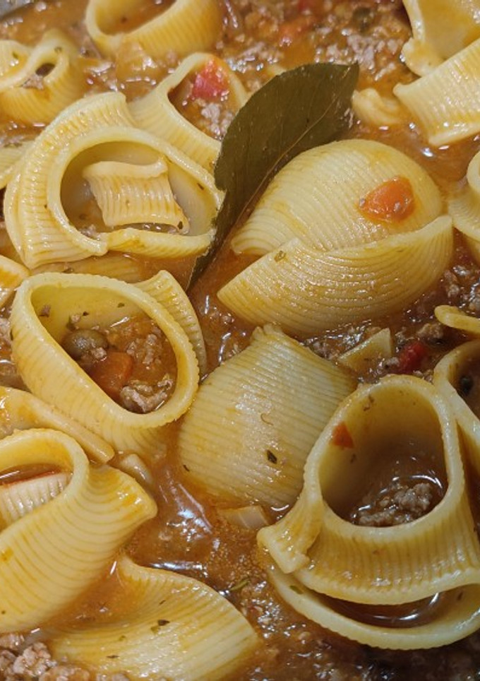 Una foto de Macro caracolas con salsa boloñesa