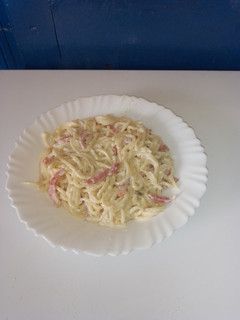 Una foto de Espaguetis a la carbonara 👩🍳🍝