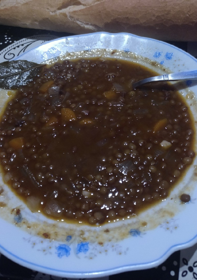 Una foto de Lentejas de mi madre con compango asturiano