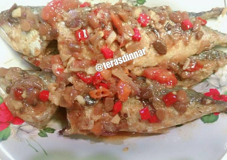 Resep Ikan kembung masak tauco ala @terasdinnar | Cara Membuat Ikan kembung masak tauco ala @terasdinnar Yang Menggugah Selera