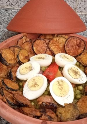 صورة لوصفة طاجين بالدنجال والبيض مسلوق