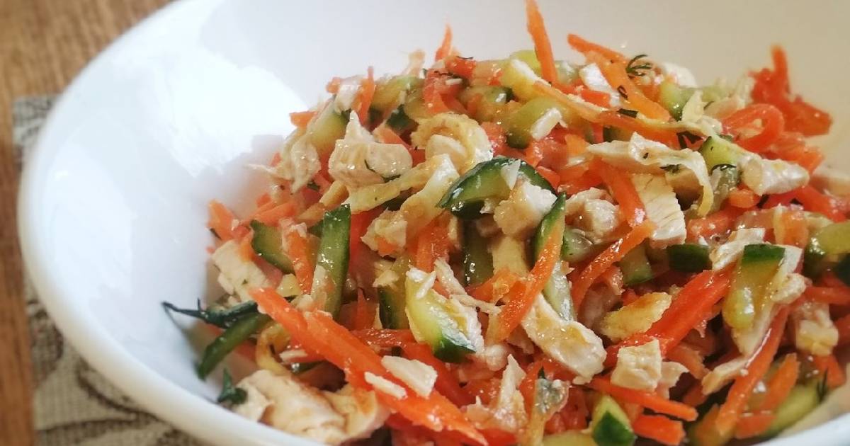Салат из куриного филе, корейской моркови и огурцов