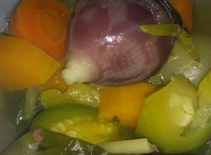 Una foto de Sopa Rústica de verduras y caldo de pollo.               