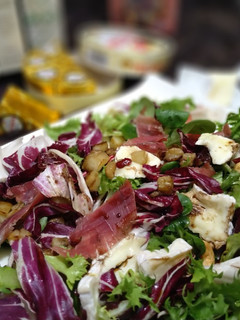 Una foto de Ensalada de Camembert y jamón serrano