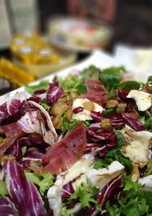 Una foto de Ensalada de Camembert y jamón serrano