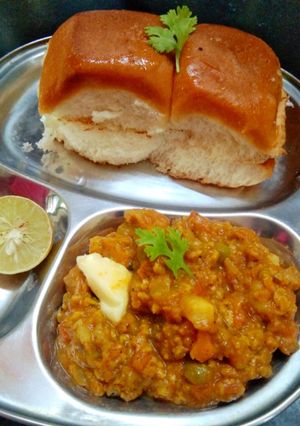 सोया भाजी पाव (Soya bhaji Pav recipe in hindi) रेसिपी मुख्य फोटो