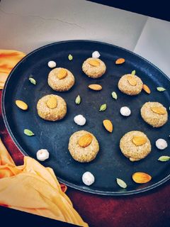 હેલ્ધી લાડુ (Healthy Ladoo Recipe In Gujarati) રેસીપી મુખ્ય ફોટો