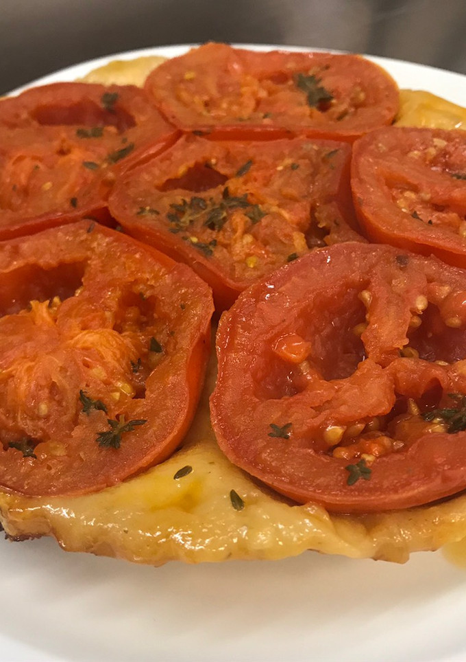 Une photo de La Petite Tatin de tomates et vinaigre balsamique