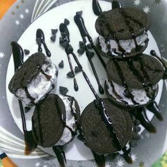 A picture of Oreo icecream sandwich.