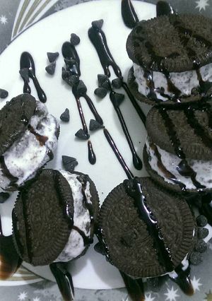 A picture of Oreo icecream sandwich.