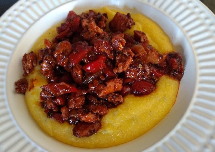 Ragu rápido de linguiça com polenta mole de gorgonzola - Tudogosreceitas
