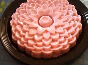 Una foto de Pastel frío de maizena sabor fresa