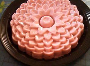Una foto de Pastel frío de maizena sabor fresa