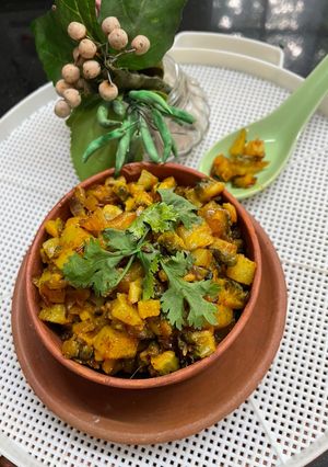 करेला/आलू की सूखी सब्ज़ी(karela / aloo ki sukhi sabzi recipe in hindi) रेसिपी मुख्य फोटो