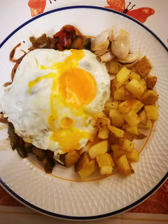 Foto principal de Huevo con pisto y patatas