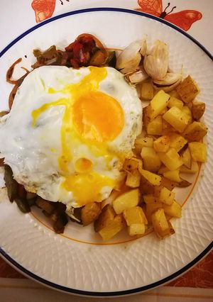 Una foto de Huevo con pisto y patatas