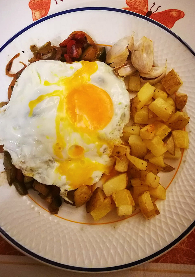 Una foto de Huevo con pisto y patatas