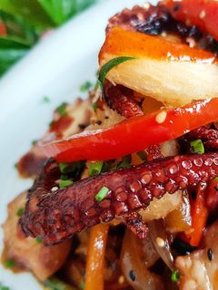Una foto de Pulpo fusión con yuca, wok de verduras y salsa de ostras 🔥🔥🔥
